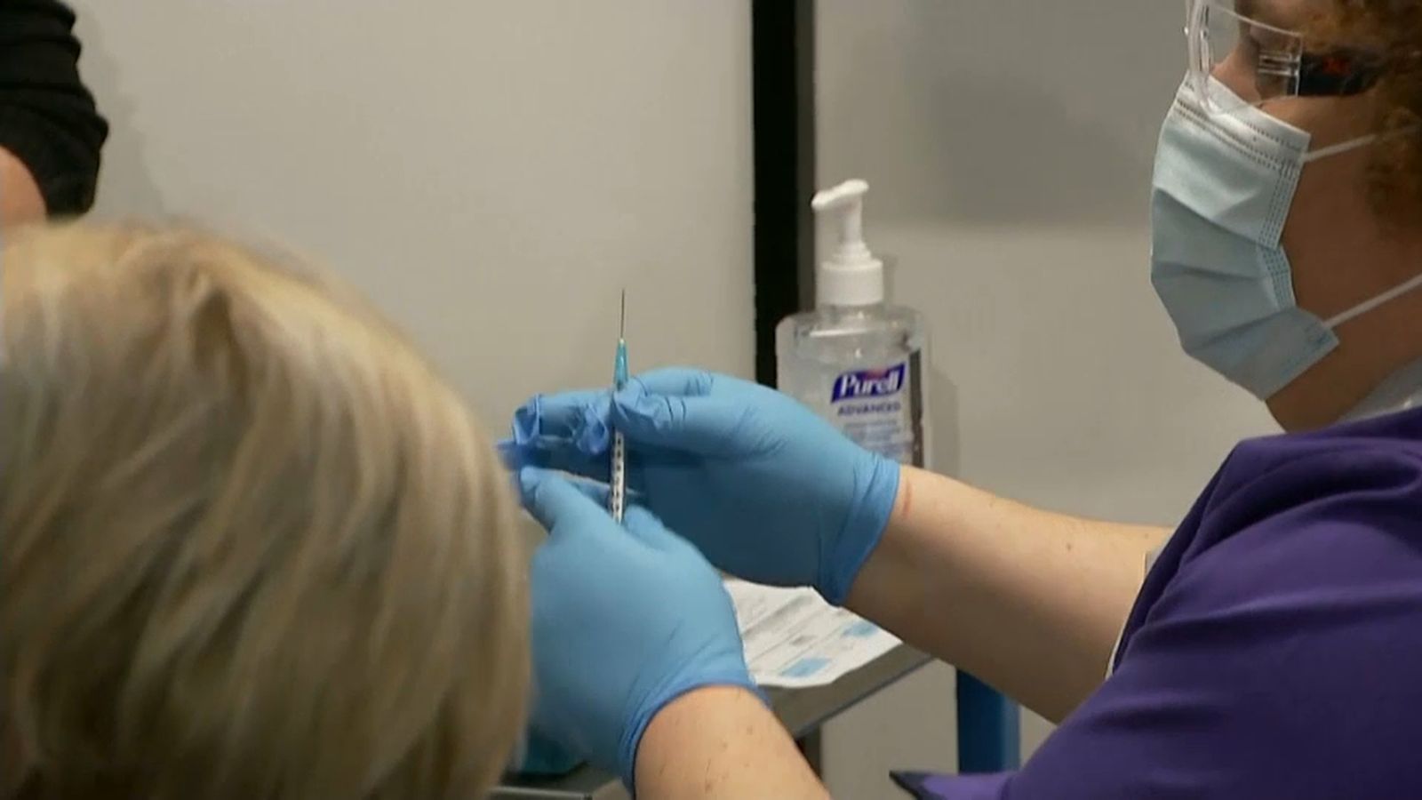 Una infermera anglesa prepara la vacuna de Pfizer.