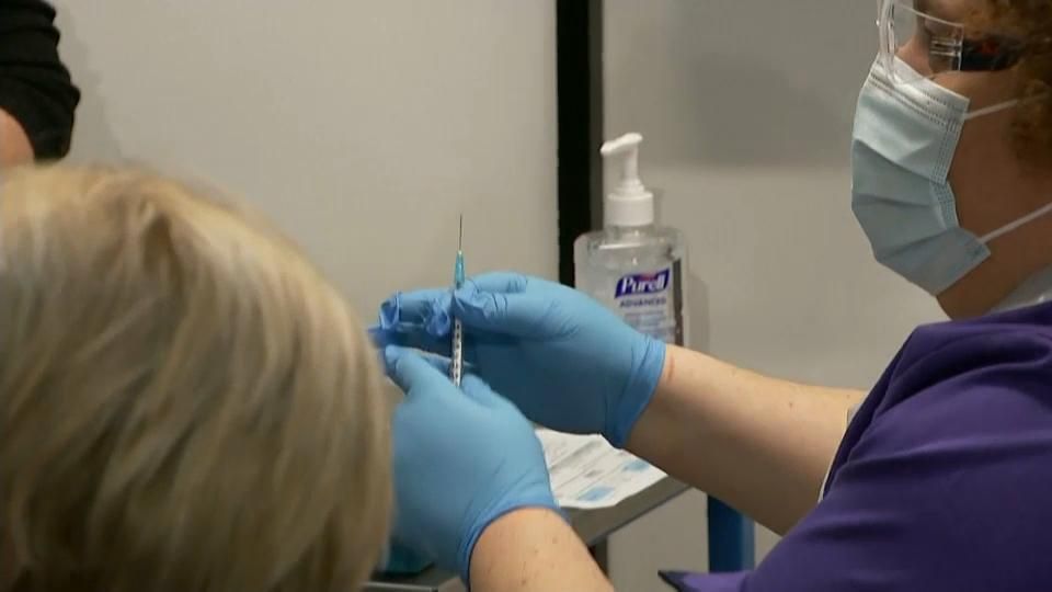 Una infermera anglesa prepara la vacuna de Pfizer. Una infermera anglesa prepara la vacuna de Pfizer.