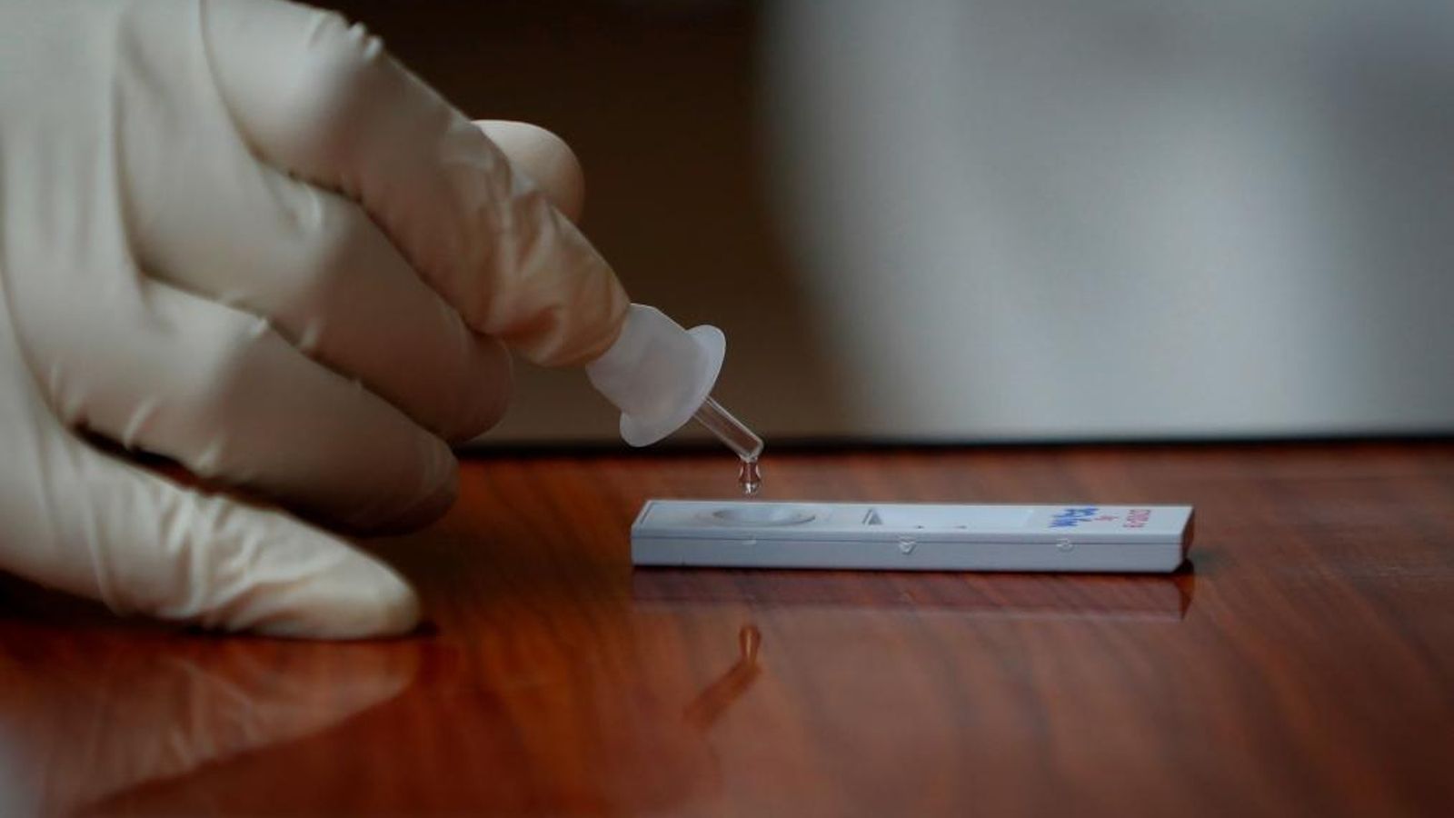 Un sanitari fent una prova.