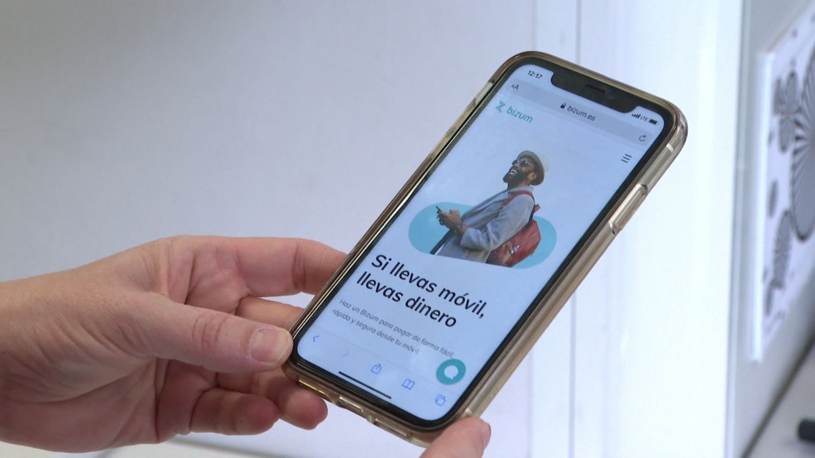 La tecnologia de Bizum també es declara en la renda. Foto de portada: Un mòbil fa servirBizum.