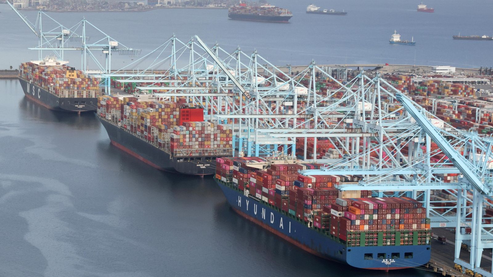 Embarcacions amb contenidors a l'espera de poder ser descarregats a la terminal de Long Beach