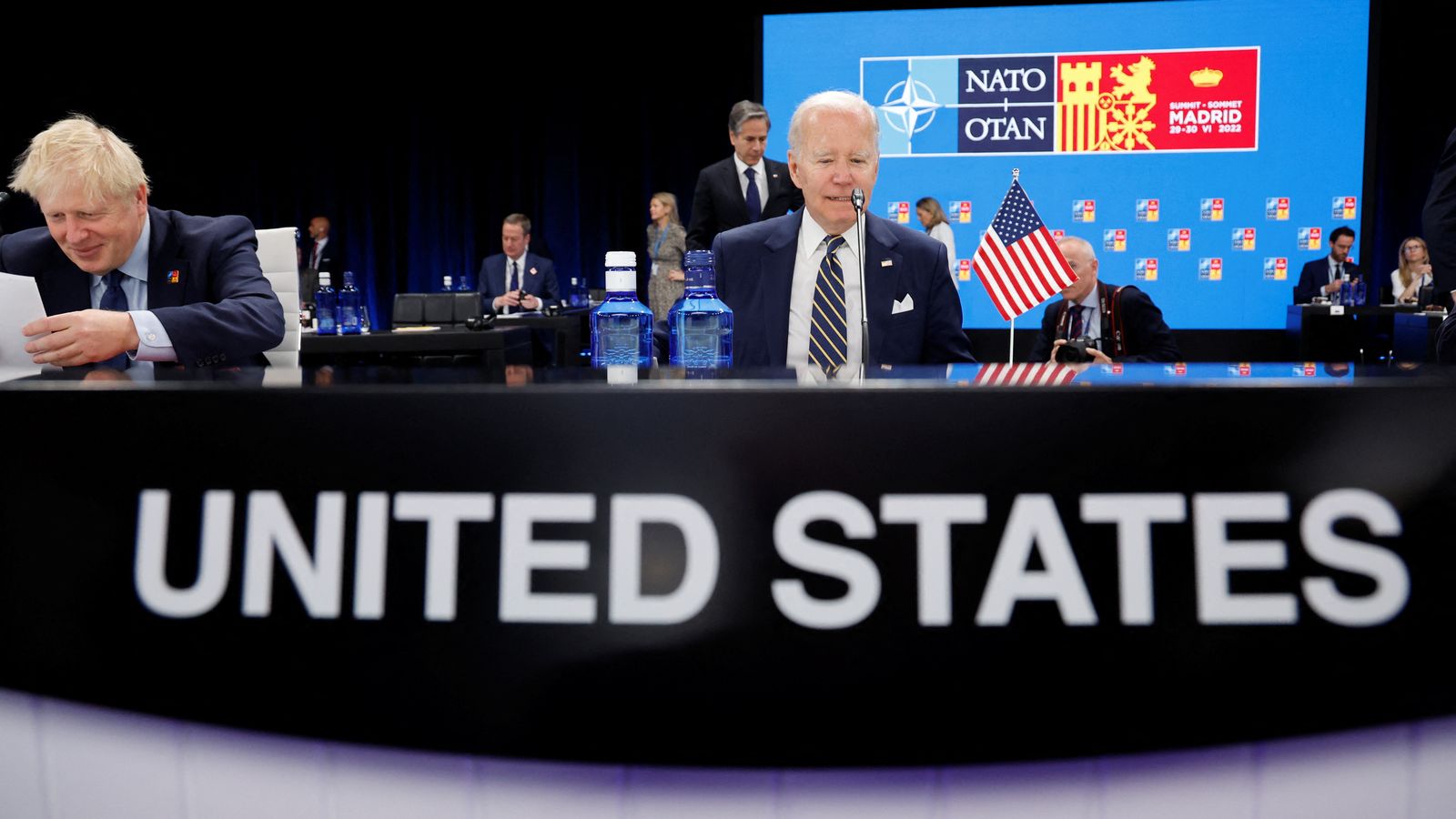 El president dels els EUA, Joe Biden, i el primer ministre britànic, Boris Johnson, assisteixen a la segona jornada del cim de l'OTAN en Madrid /