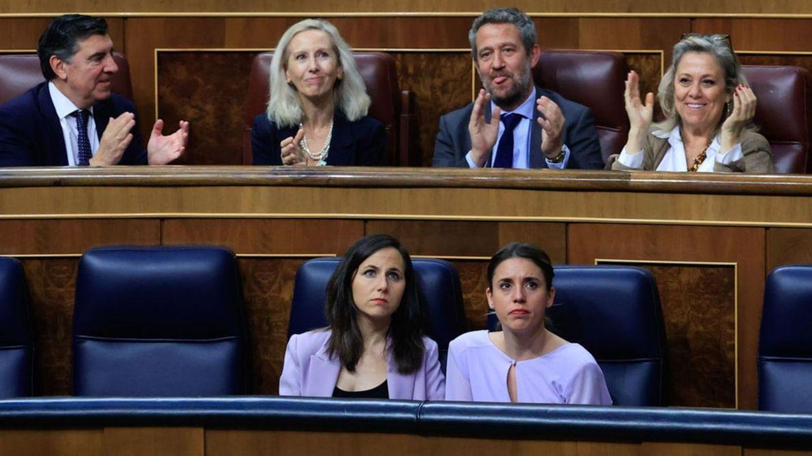 La secretària general de Podem, Ione Belarra, i la ministra d'Igualtat Irene Montero, després de la votació, amb els aplaudiments de la bancada popular La secretària general de Podem, Ione Belarra, i la ministra d'Igualtat Irene Montero, després de la votació, amb els aplaudiments de la bancada popular