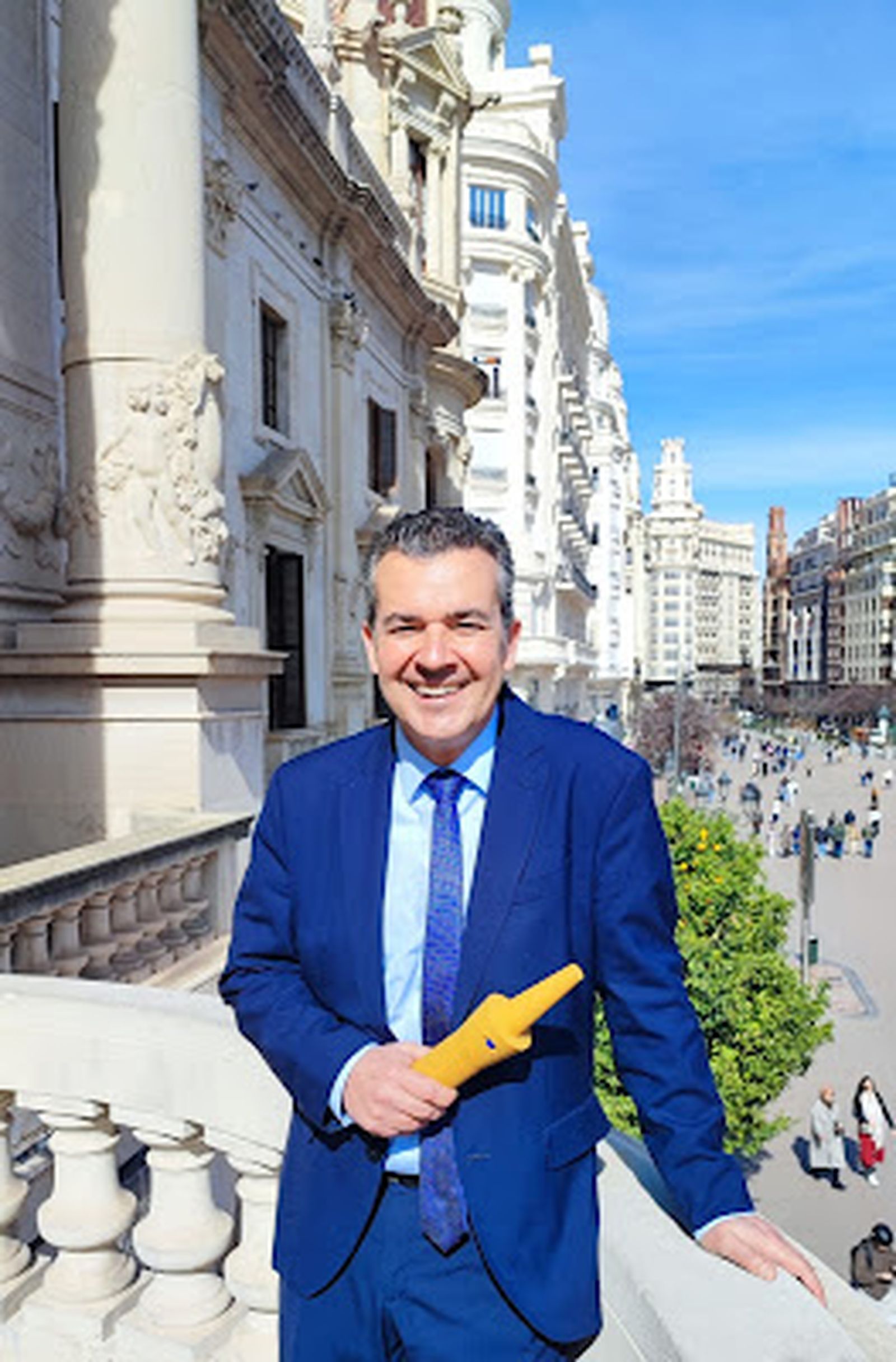 Joan Borja, amb l'escultura de Miquel Navarro que acredita el Premi d'assaig Josep Vicent Marqués.