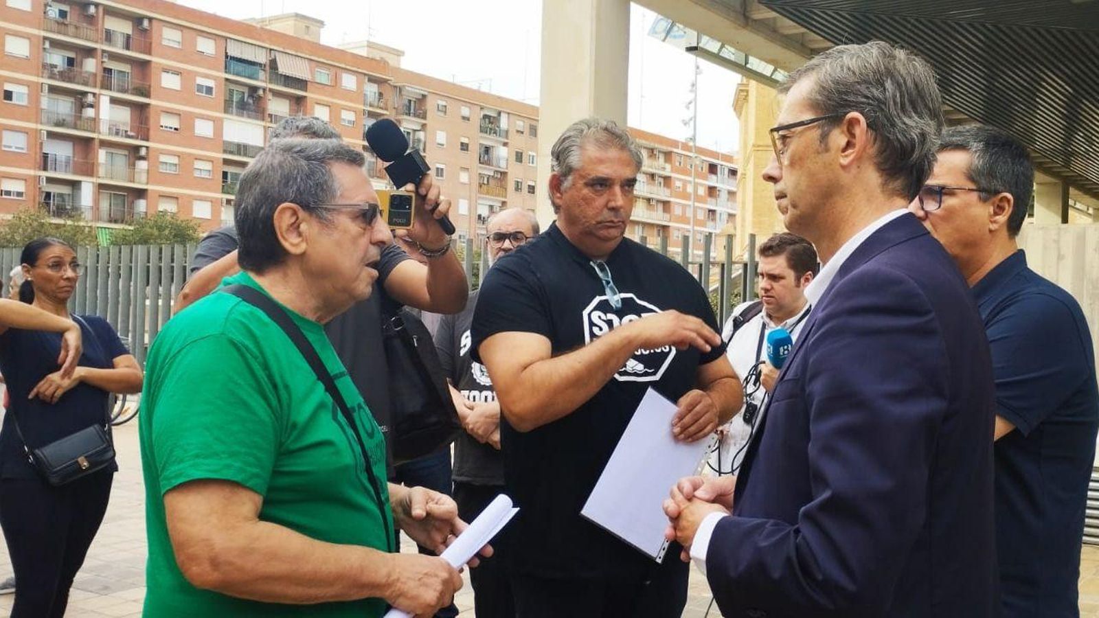 Un representant de la PAH conversa amb el director general de Vivenda, a les portes de la conselleria