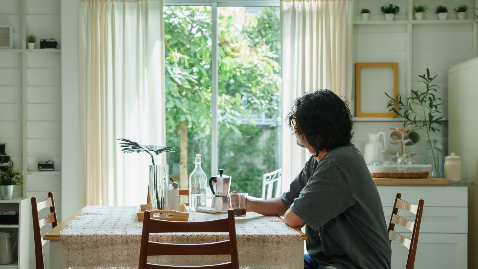 Imatge d'arxiu d'un home que viu sol