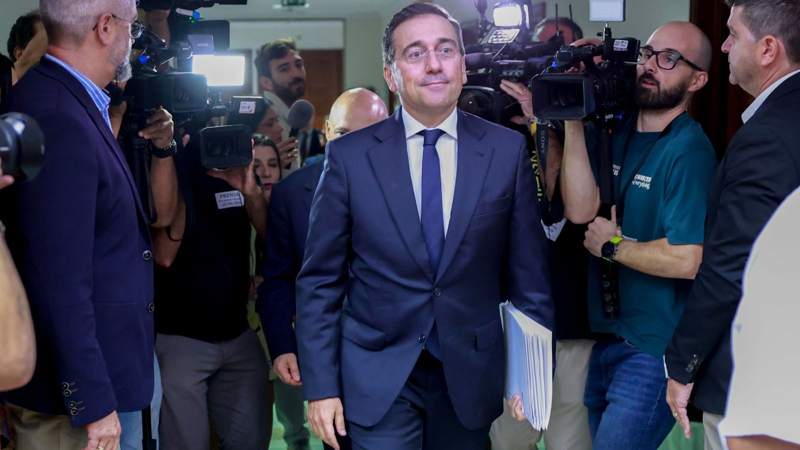 El ministre Albares s'obri pas entre els periodistes en accedir al Congrés, on ha comparegut este divendres