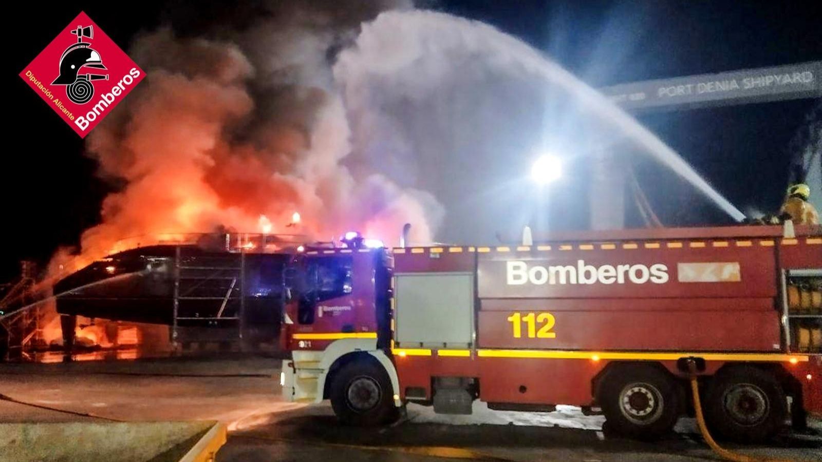 Imatge d'arxiu de l'actuació dels bombers en l'incendi del catamarà al Port de Dénia