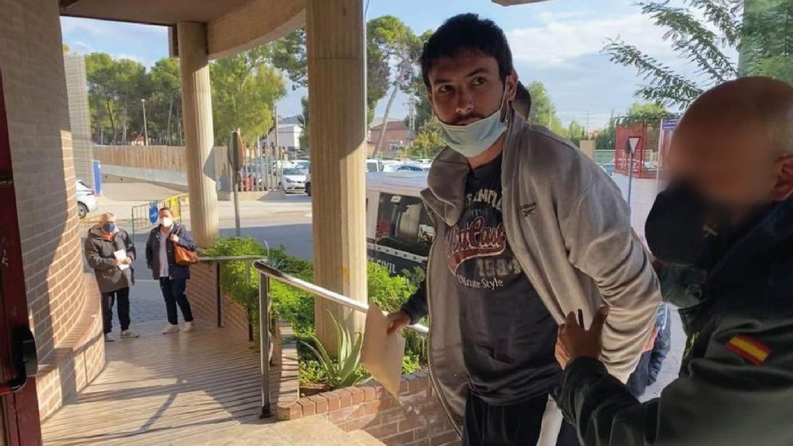 El jove detingut en el moment d'arribar als jutjats de Llíria