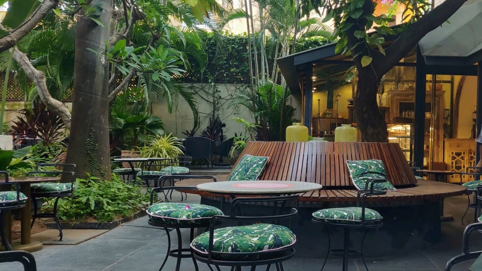 Barcala proposa que els pubs amb terrassa puguen obrir a les nits