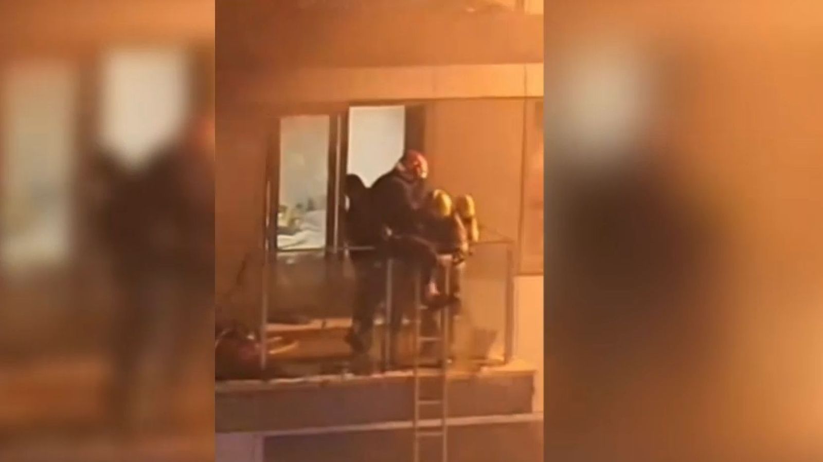 Dos bombers rescaten un dels veïns de l'edifici de Campanar