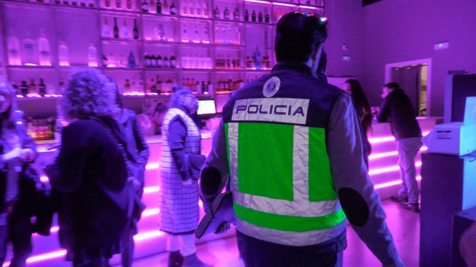 Un dels agents de la Policia de la Generalitat durant el dispositiu de vigilància d'aquest Cap d'Any