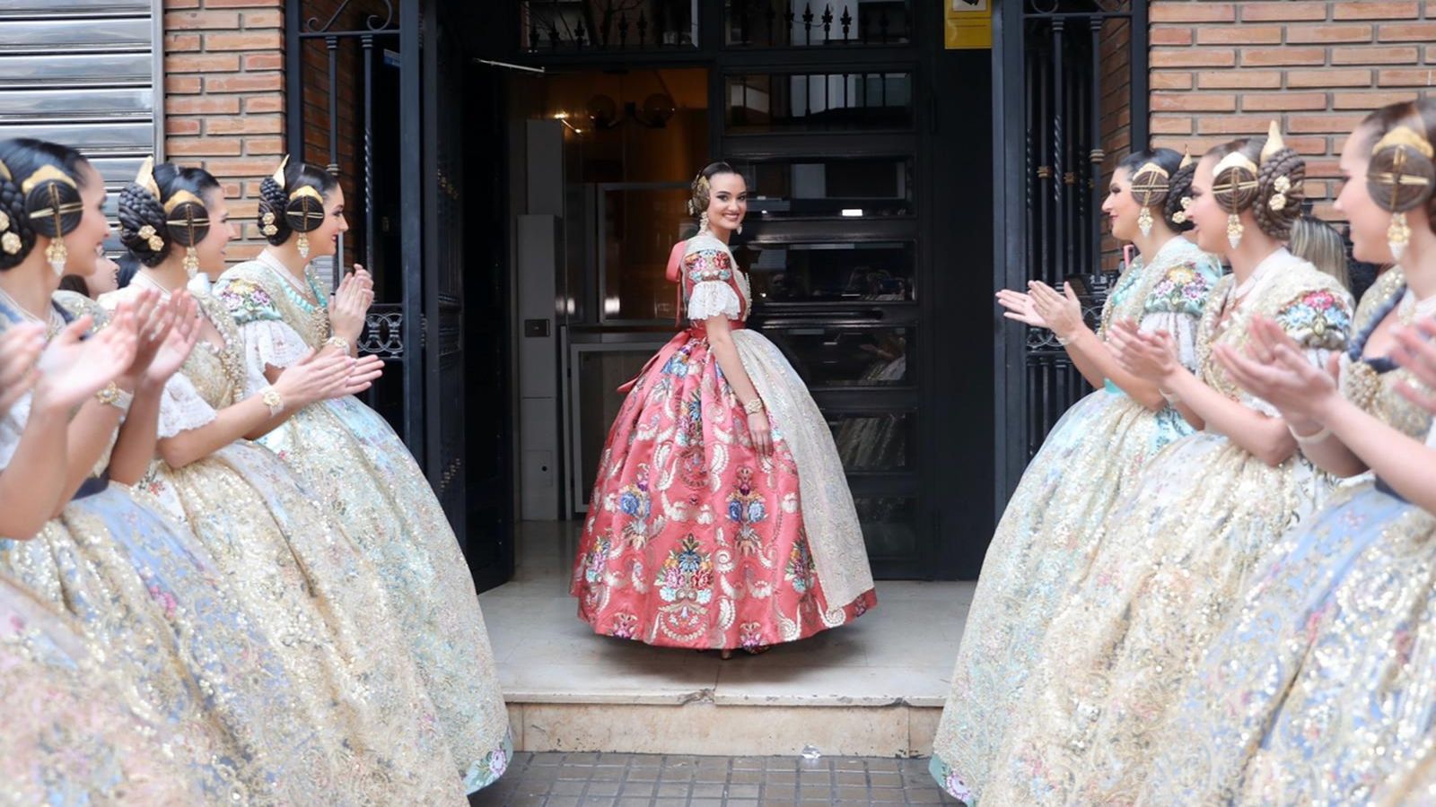 La fallera major de València, Consuelo Llobell, a l'eixida de sa casa per a dirigir-se al Palau de Congresos