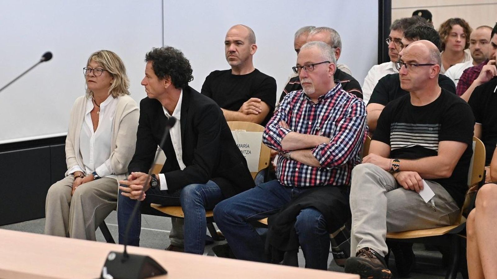 A l'esquerra, en imatge, l'advocada Arantza Zulueta, una de les principals acusades