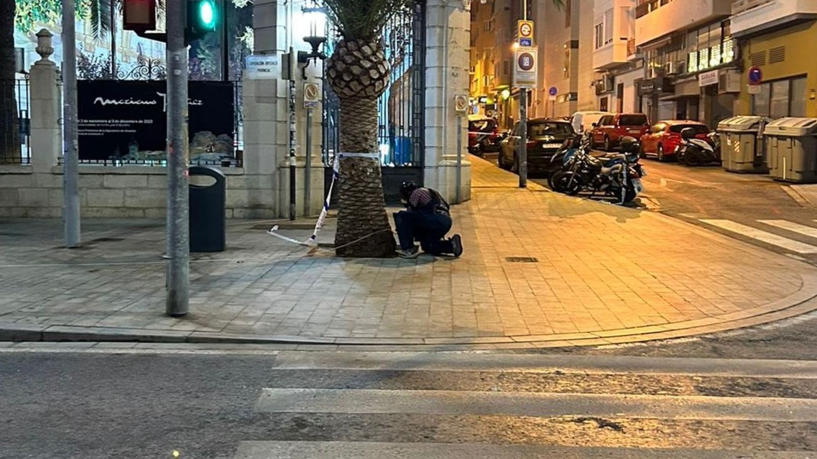 Tècnic especialista en desactivació d'artefactes explosius examinant la maleta