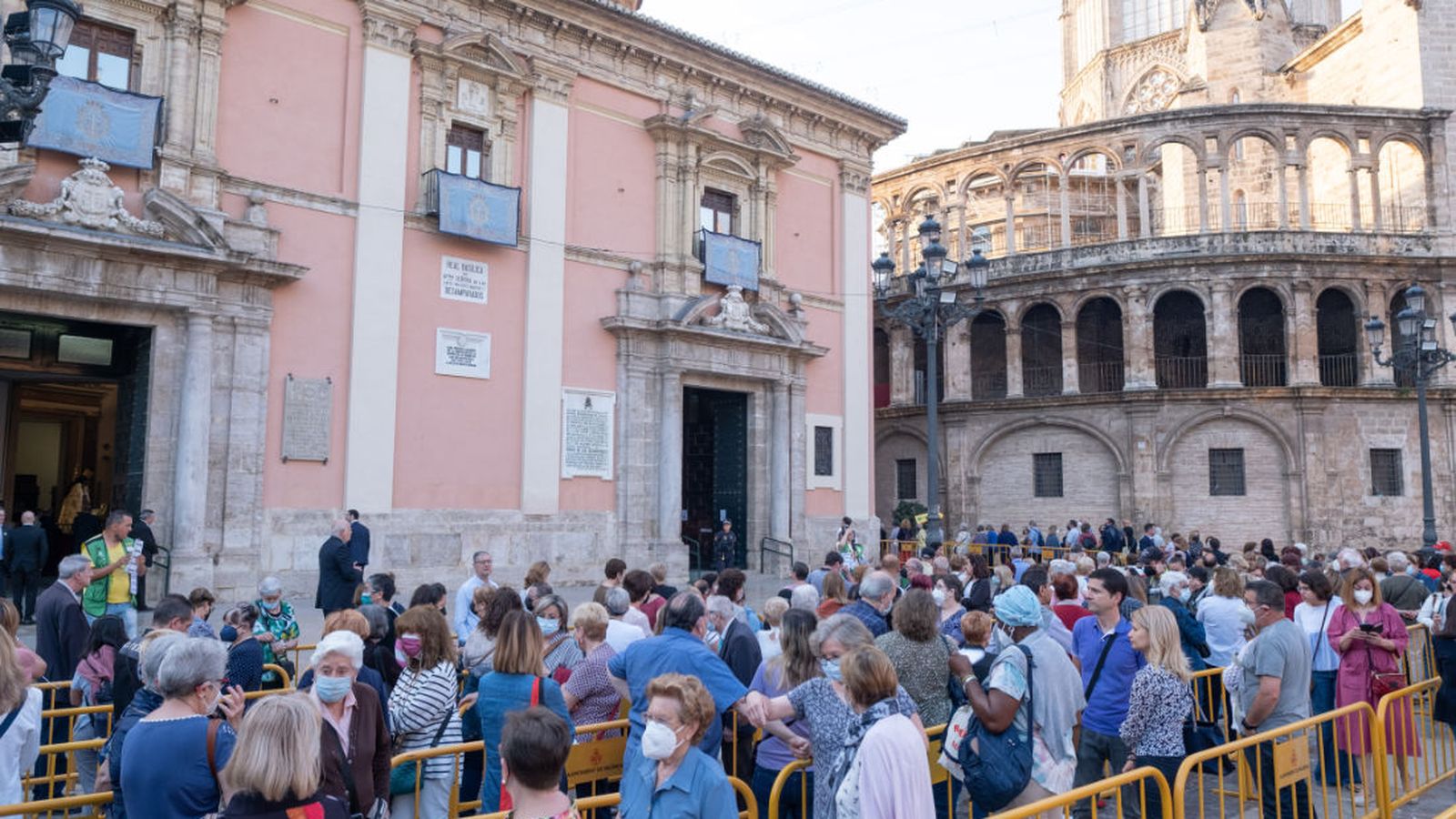 Llargues cues a la plaça de la Mare de Déu de València, aquest dimecres