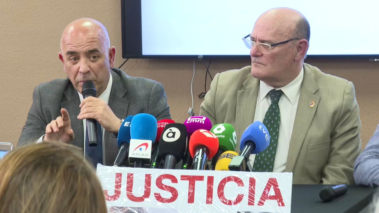 El responsable jurídic de SOS Desapareguts, Juan Manuel Medina, i el pèrit Txema Gil