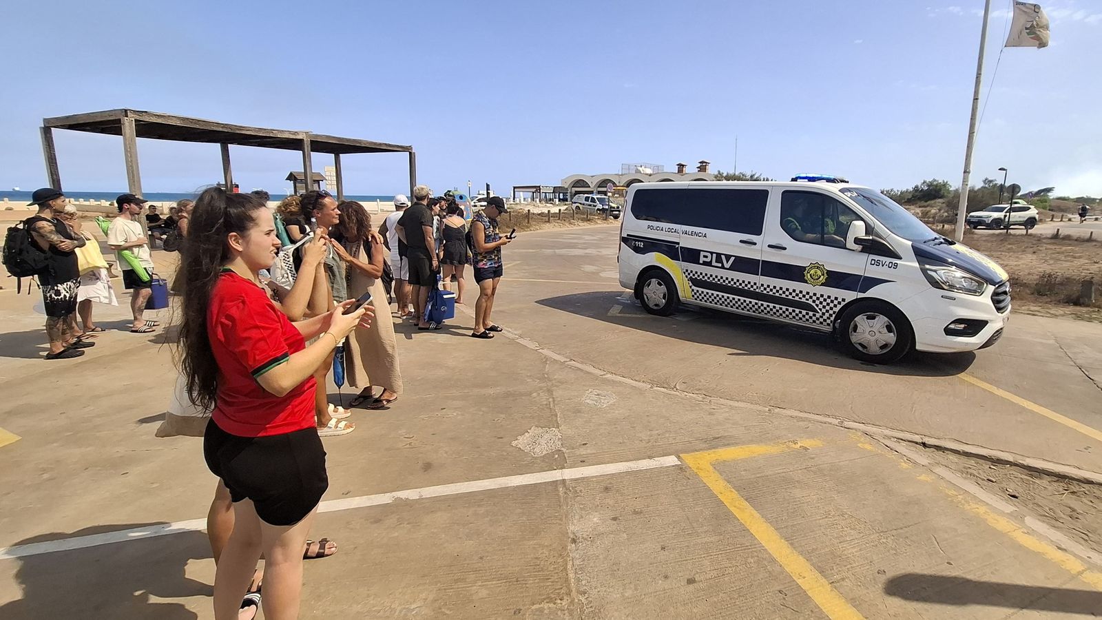 Han desallotjat els usuaris que estaven a la platja en vehicles policials