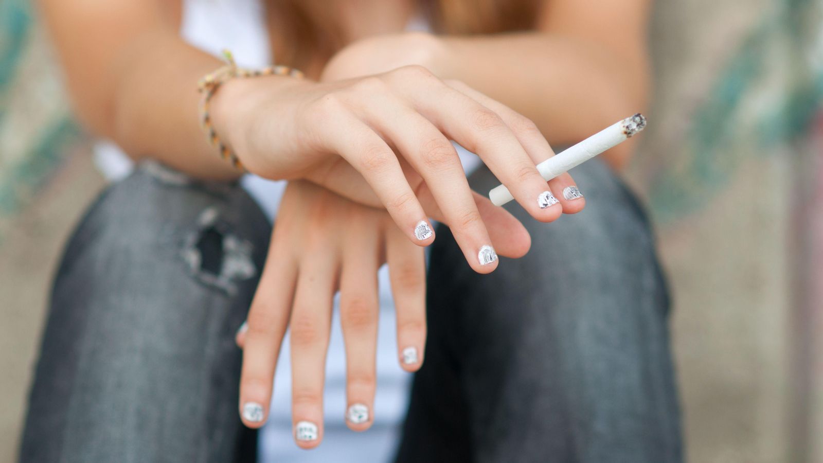 Imatge d'arxiu d'una jove fumant un cigarret