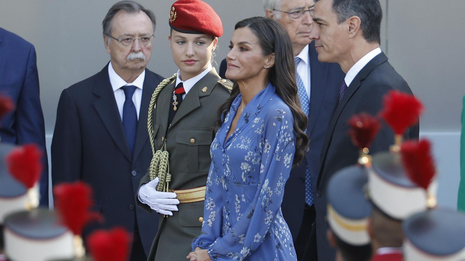 La princesa d'Astúries, la reina Letícia, i el president del govern, Pedro Sánchez, arriben aquest dijous a la desfilada del Dia de la Hispanitat a Madrid