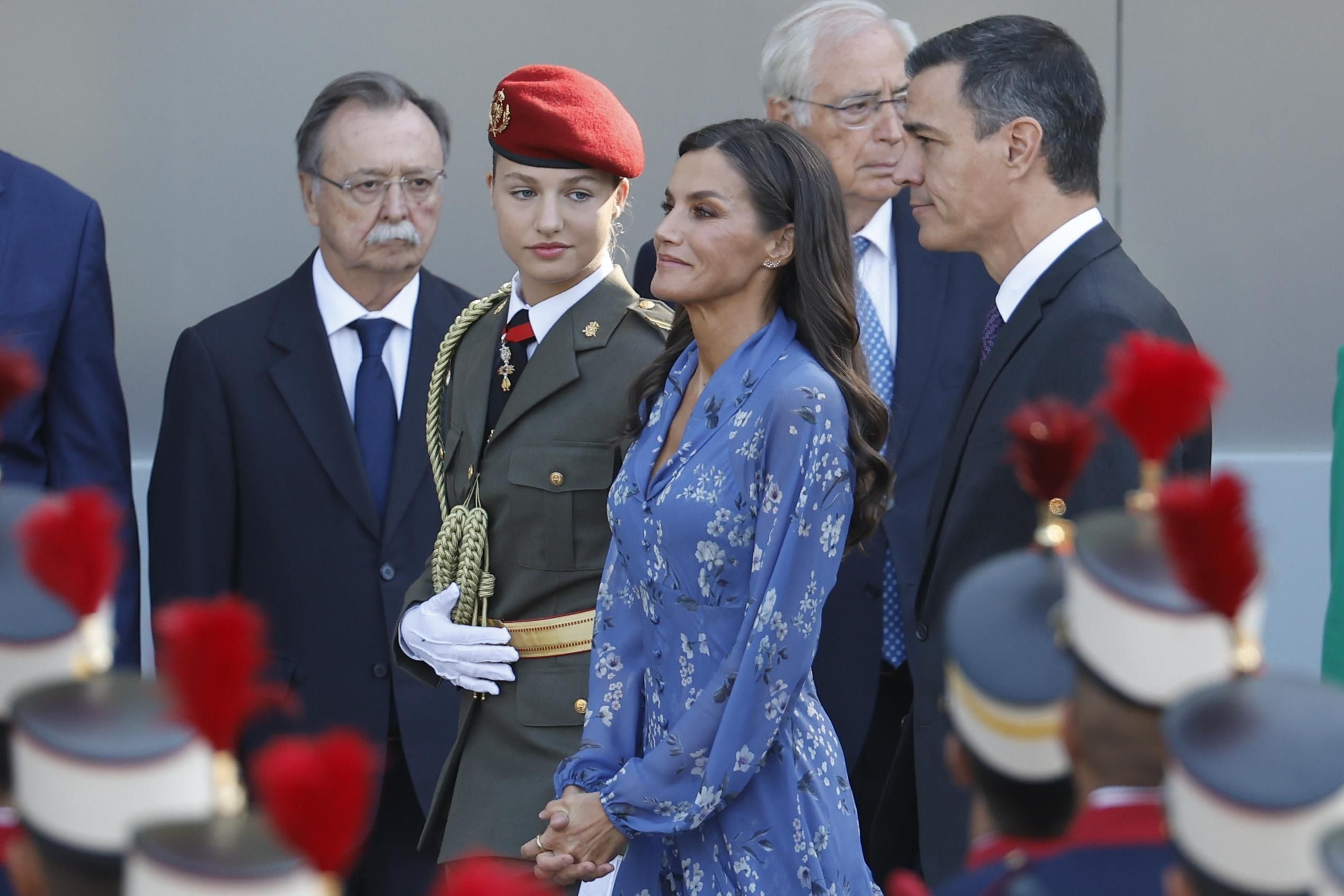 La princesa d'Astúries, la reina Letícia, i el president del govern, Pedro Sánchez, arriben aquest dijous a la desfilada del Dia de la Hispanitat a Madrid