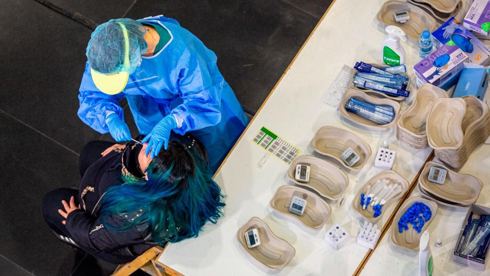 El personal sanitari realitza un test d'antígens