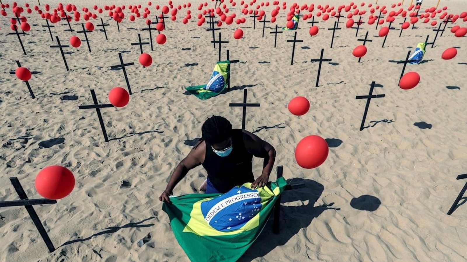 Instal·lació de creus a la platja de Copacabana, en record de les víctimes de la Covid-19