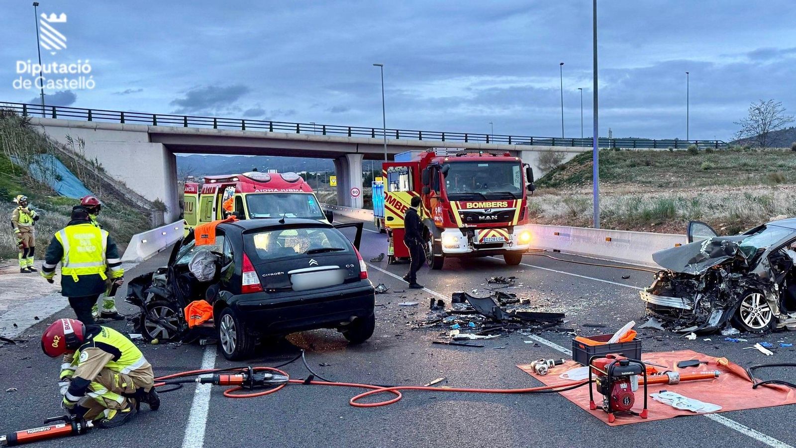 Un dispositiu dels bombers al lloc de l'accident este dissabte
