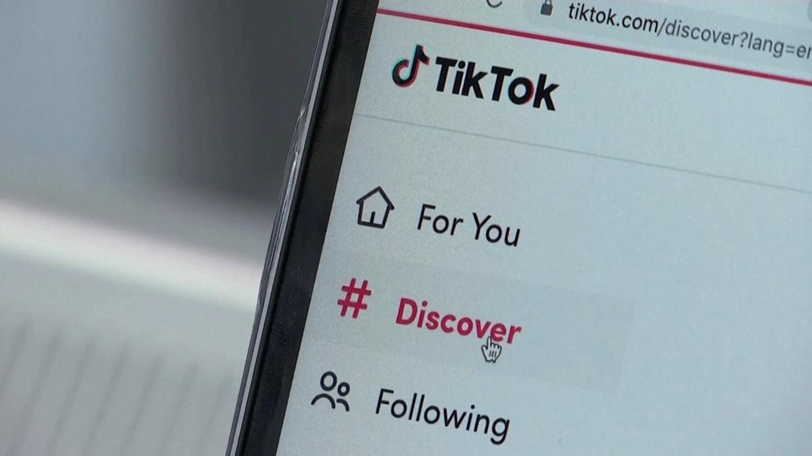 Un telefon amb l'aplicació de Tiktok