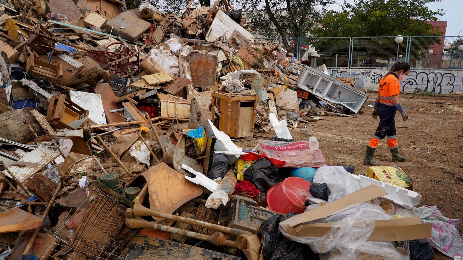 Tones de residus acumulades en la pedania de Castellar-l'Oliveral, a València, procendents de les vivendes negades