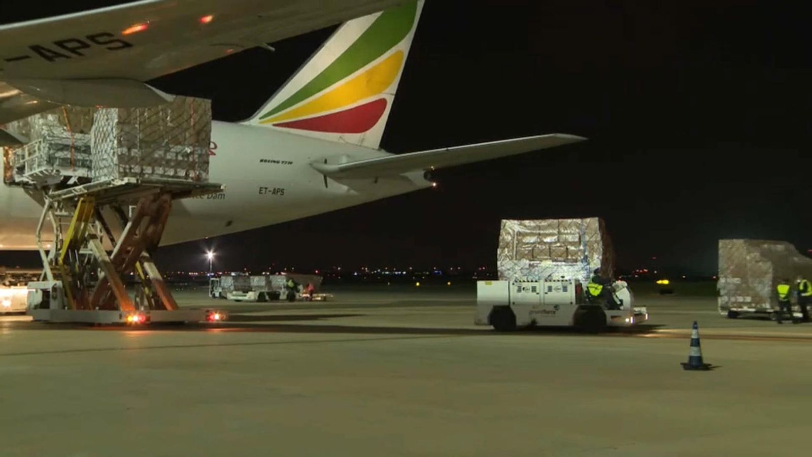 Operaris descarreguen el cinqué avió, aterrat a Manises el dijous