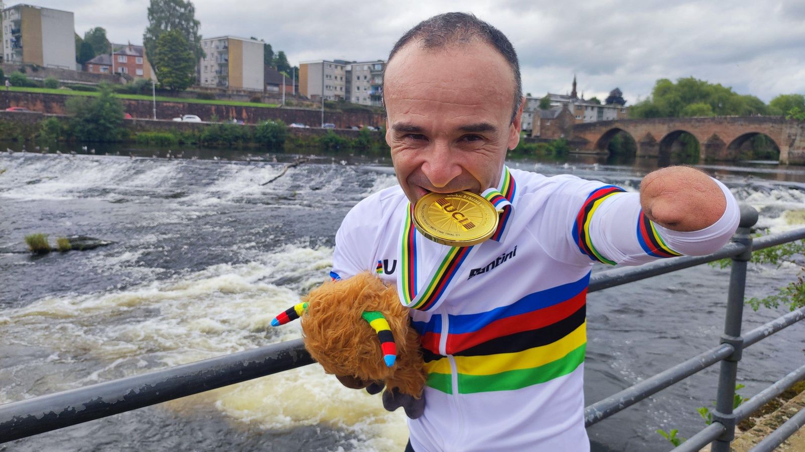 Ricardo Ten, amb una de les medalles d'or aconseguides en el mundial de Glasgow