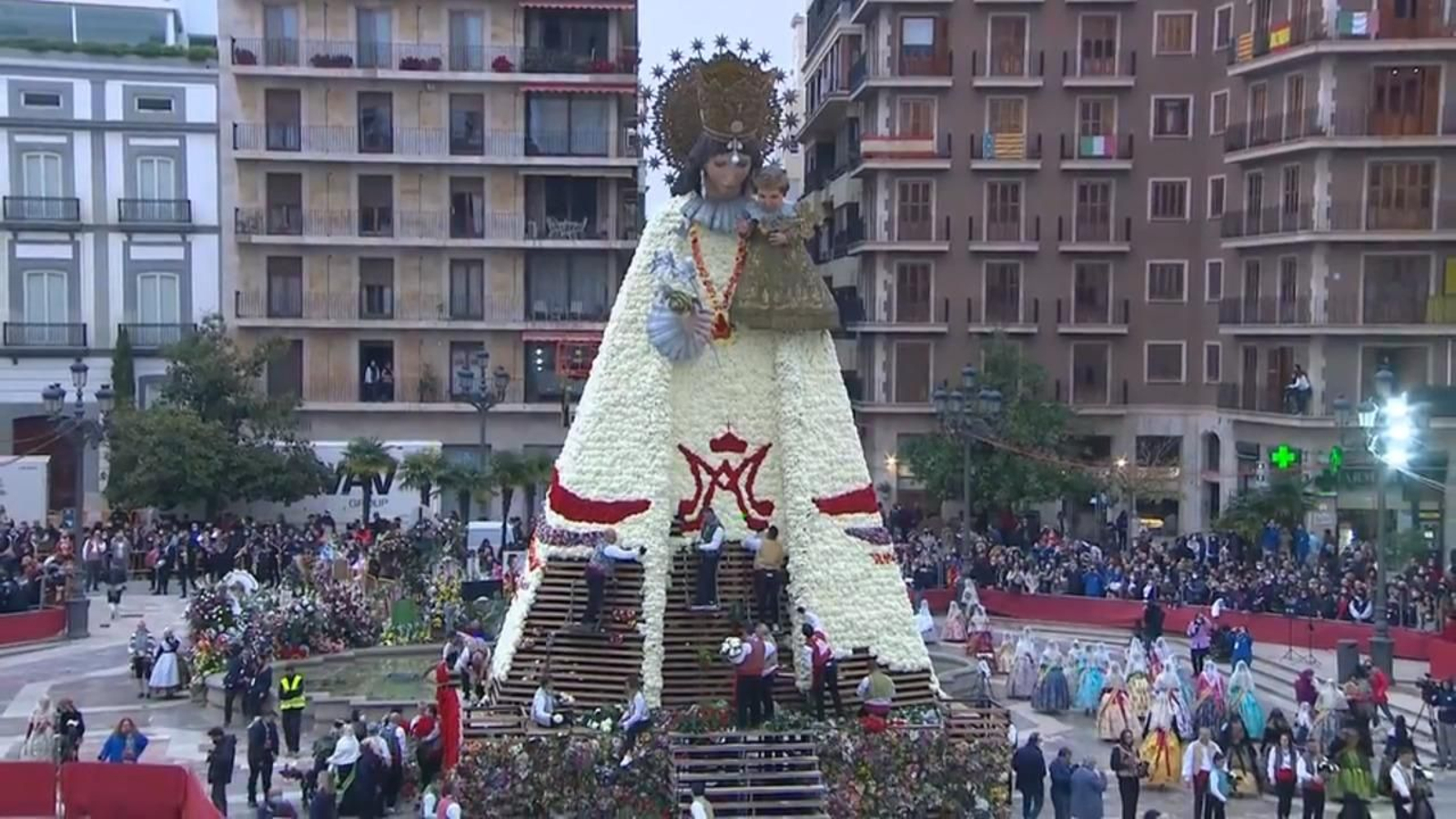 L'ofrena de flors incorpora un dron a les retransmissions