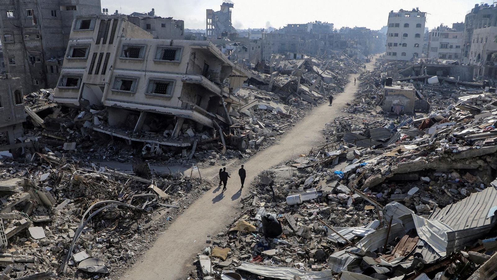 Palestins caminen entre enderrocs al camp de refugiats de Jabalia, al nord de la Franja de Gaza