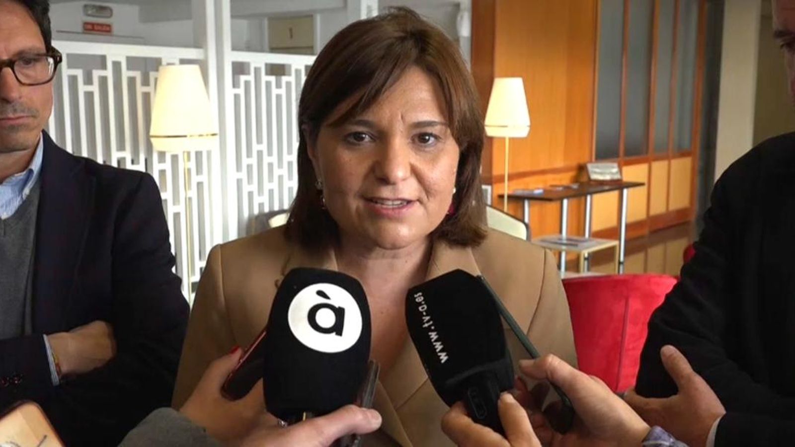 La presidenta del PP i candidata a la Generalitat, Isabel Bonig, s'ha reunit a Alcoi amb directors de centres educatius concertats