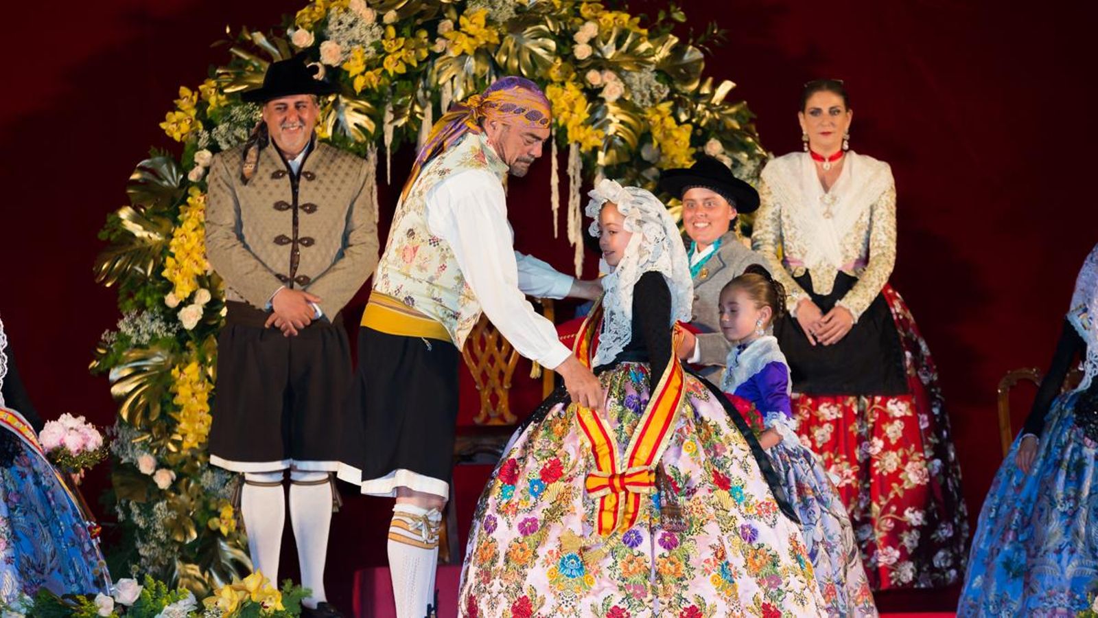 L'alcalde d'Alacant, Luis Barcala, li imposa la banda a la Bellesa del Foc infantil, Andrea del Caño