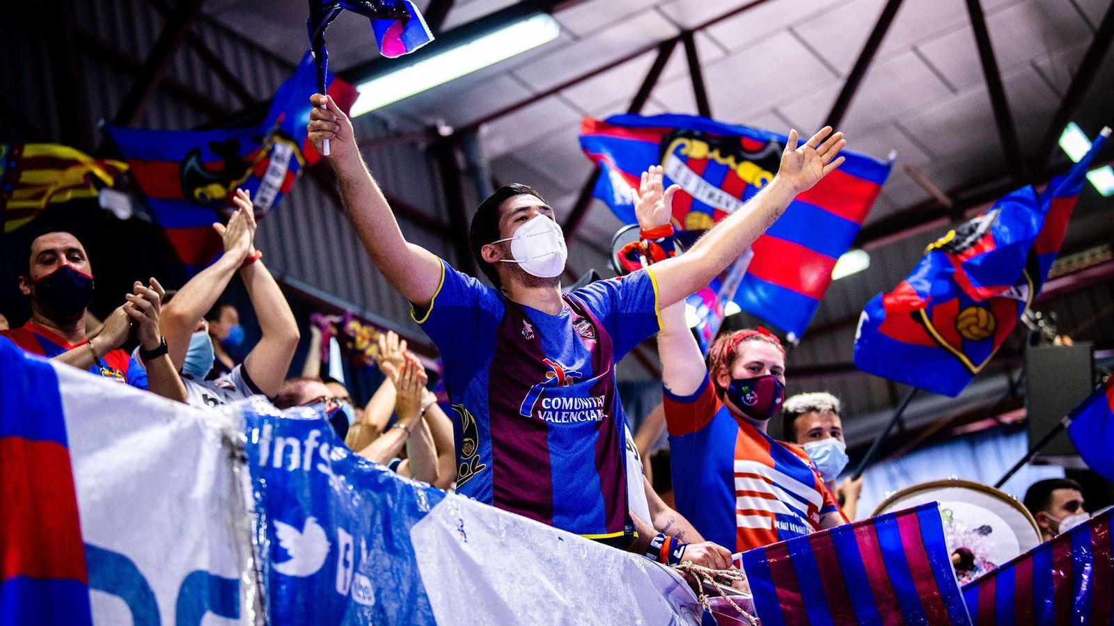 Els aficionats animen el Llevant en l'últim partit a Paterna