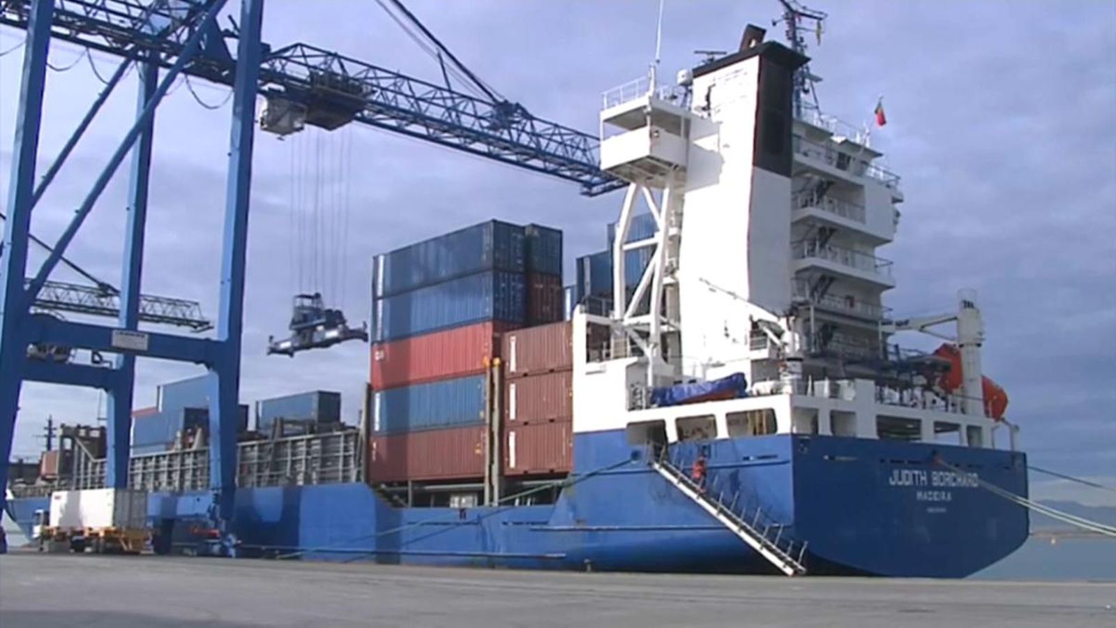 Un barco que transporta mercaderies per a l'exportació