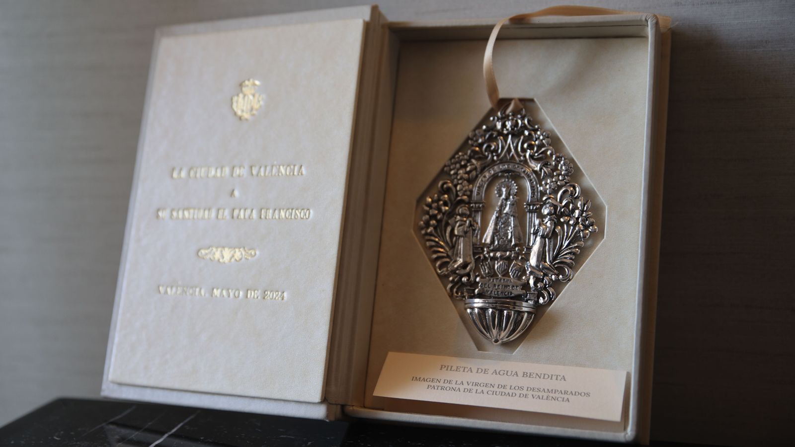 Pileta d'aigua beneïda amb la Mare de Déu dels Desemparats i els Sants Vicents que Catalá, en representació de la ciutat, ha lliurat al papa