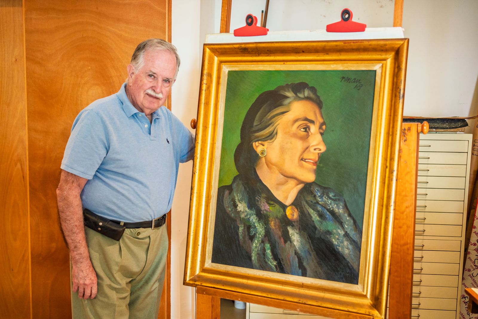 Carlos Renau, amb un retrat de Pasionaria pintat per Josep Renau en 1949