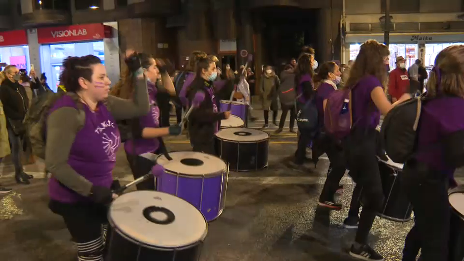 Batucada en la marxa feminista del 25N