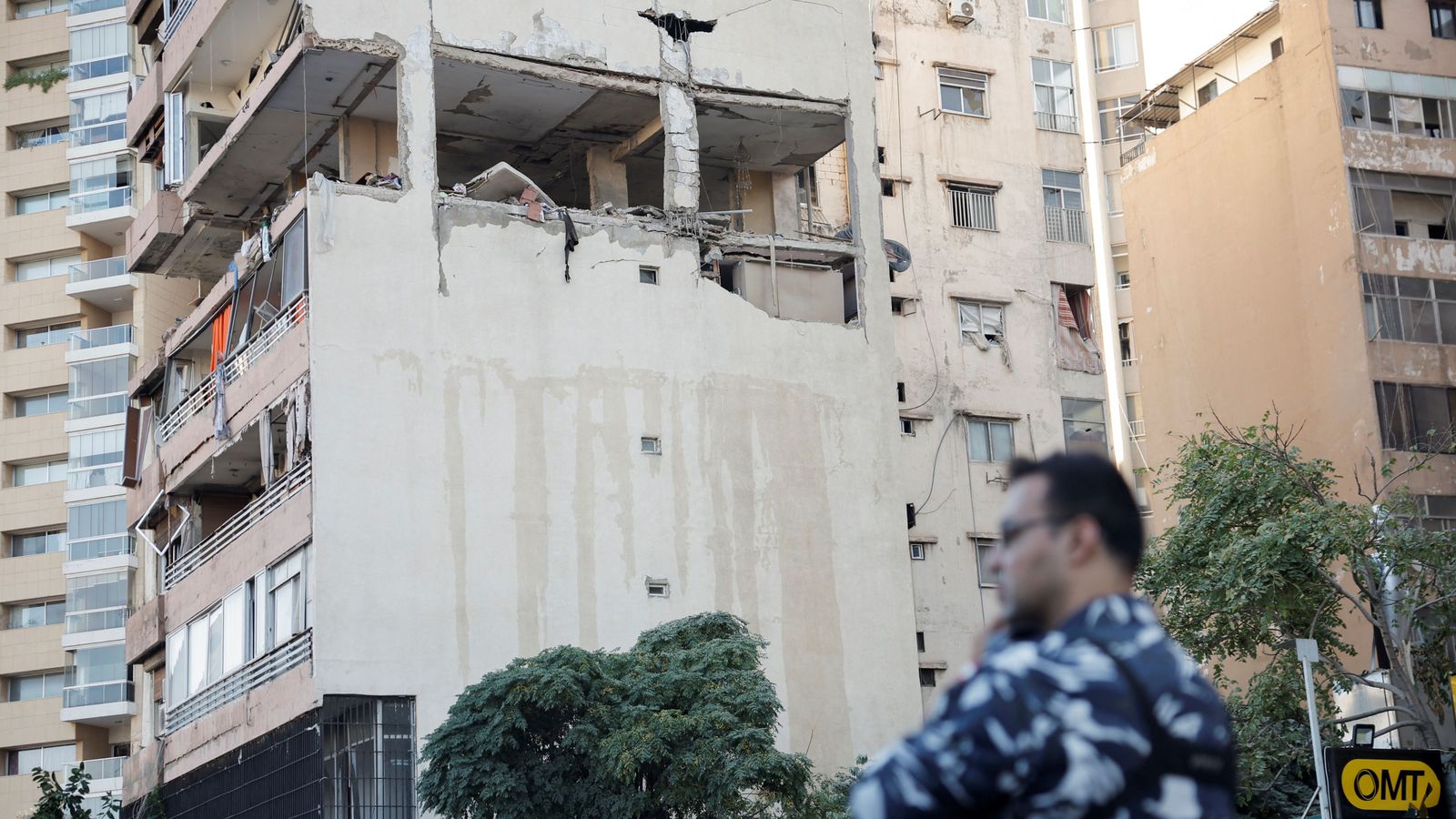 Un militar contempla els desperfectes en l'edifici residencial de Beirut en que un atac selectiu ha matat tres líders palestins