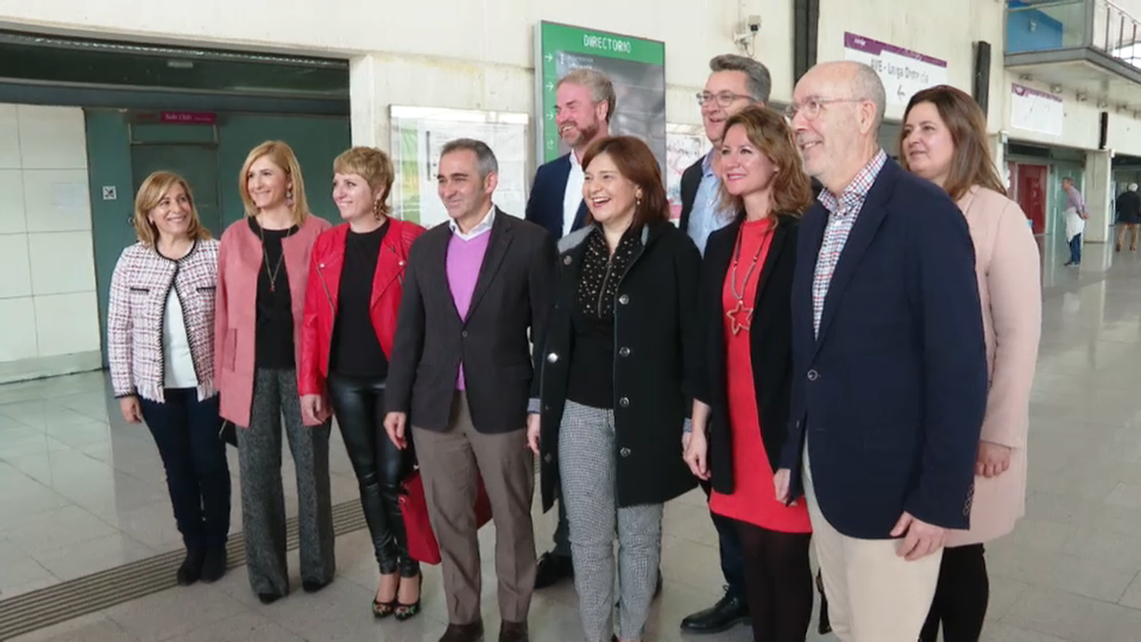 Isabel Bonig junt amb altres membres del PP a l'estació de trens de Castelló