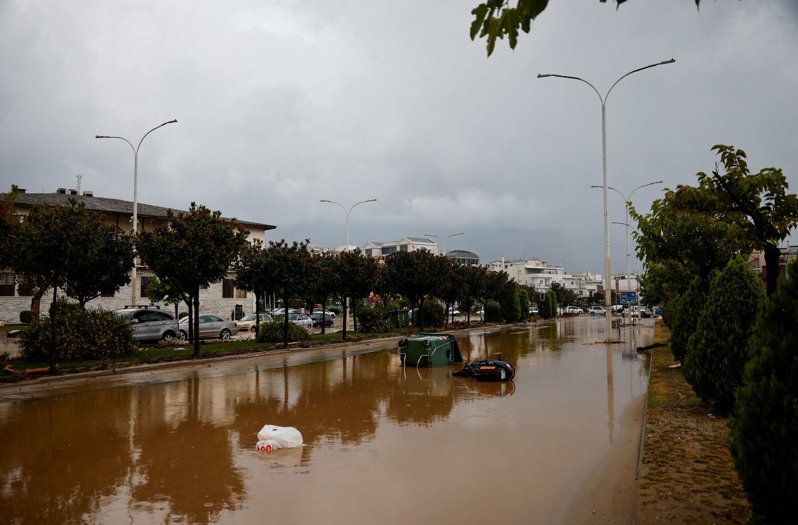 Una carretera inundada per l'impacte de la tempesta Daniel, a la ciutat de Volos Una carretera inundada per l'impacte de la tempesta Daniel, a la ciutat de Volos