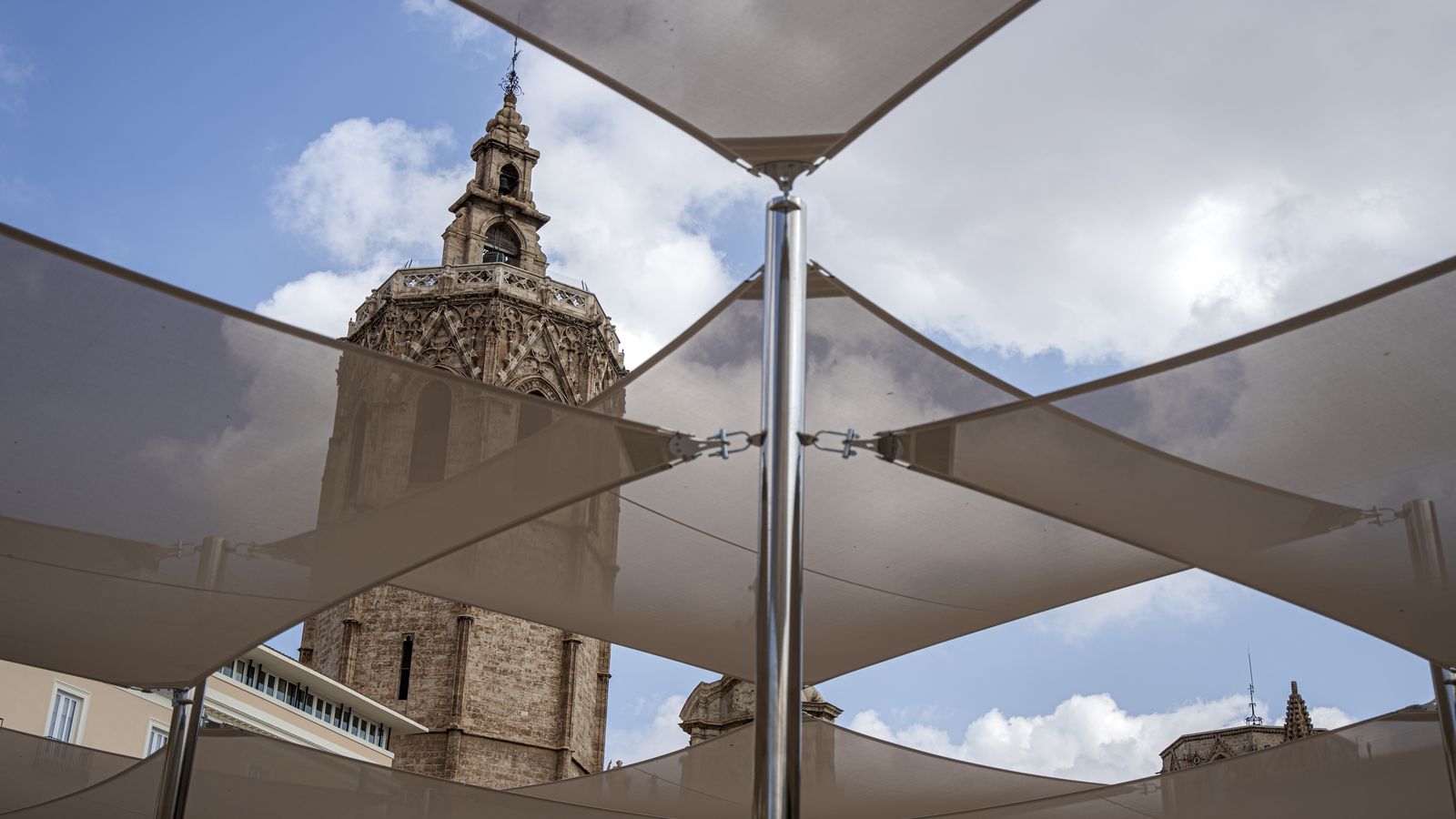 Tendals contra la calor a València