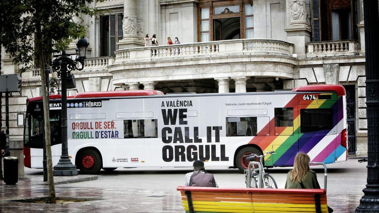 Banc pintat amb els colors de la bandera LGTBI, durant una campanya de l'Orgull