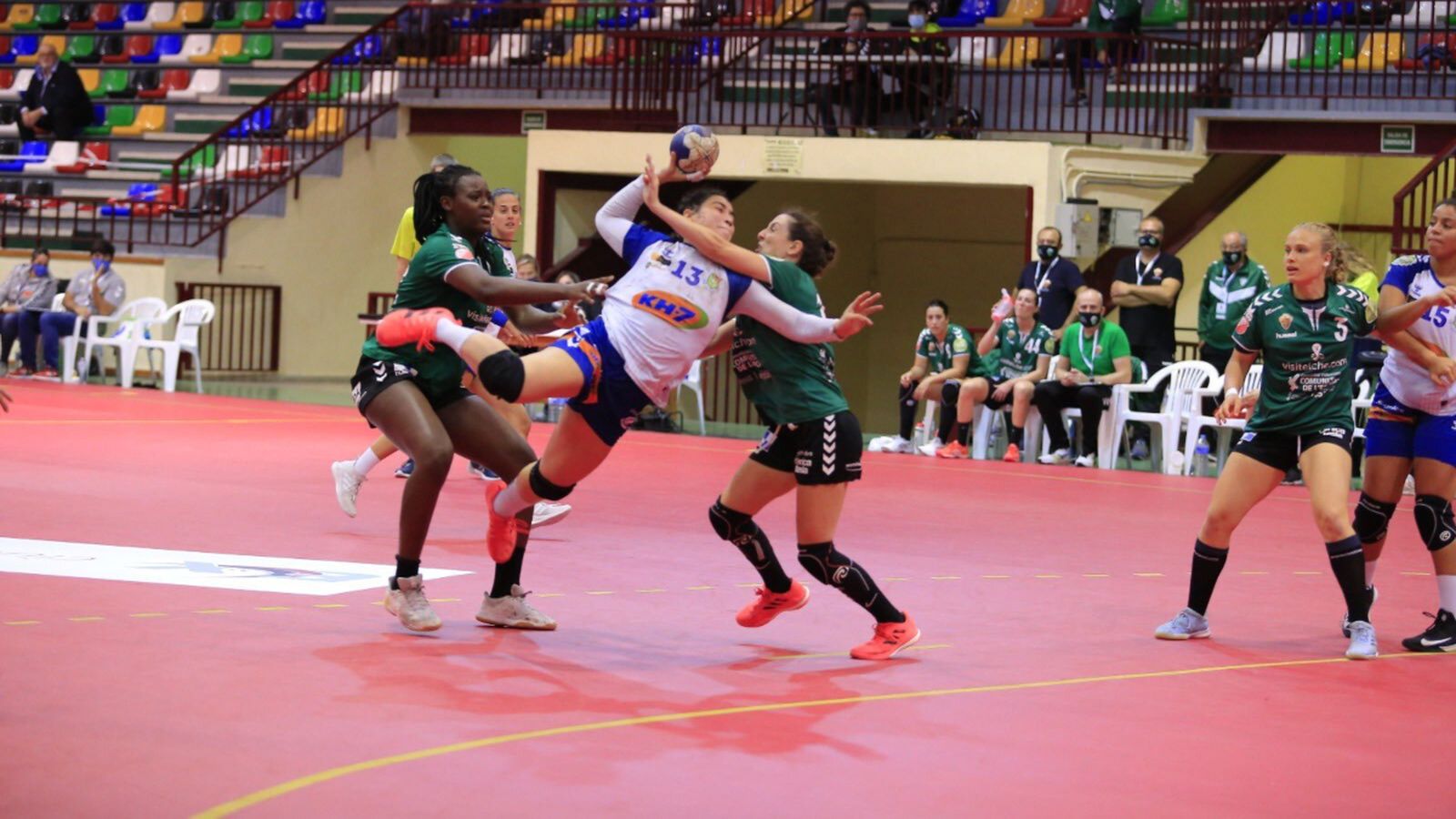 Les jugadores de l'Elx tracten d'evitar un gol del Granollers