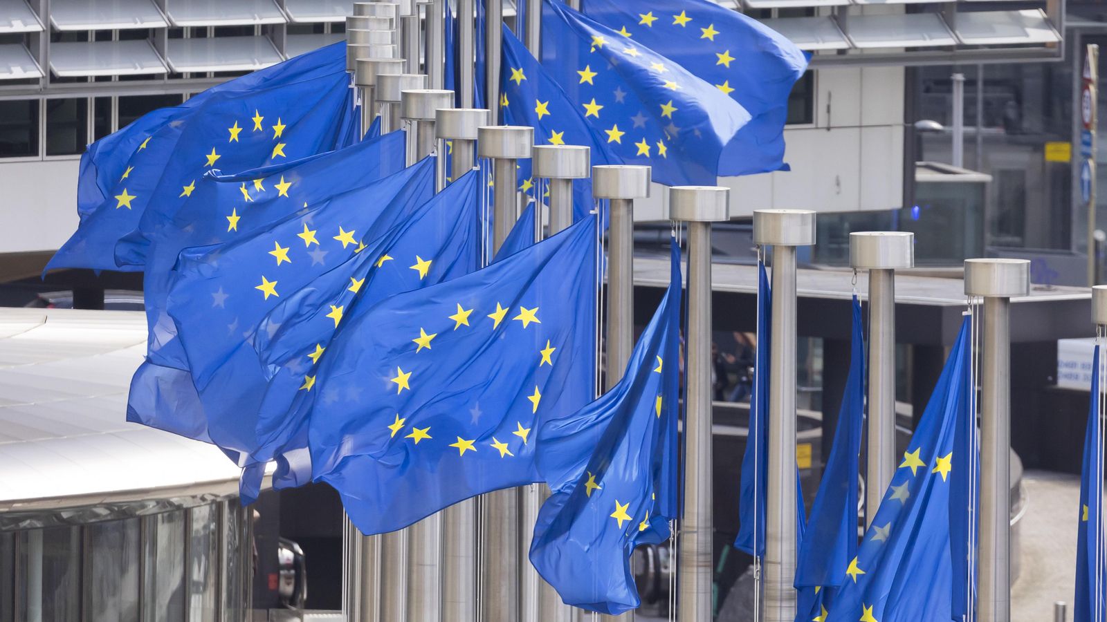 Banderes de la UE a l'entrada de la Comissió