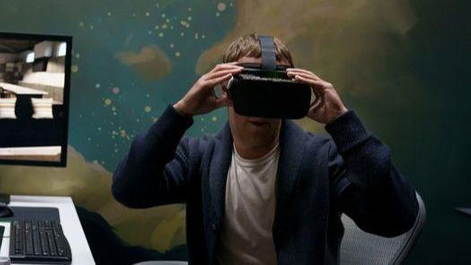 Mark Zuckerberg provant la tecnologia de realitat virtual desenvolupada per l'equip d'investigació de Facebook Reality Labs