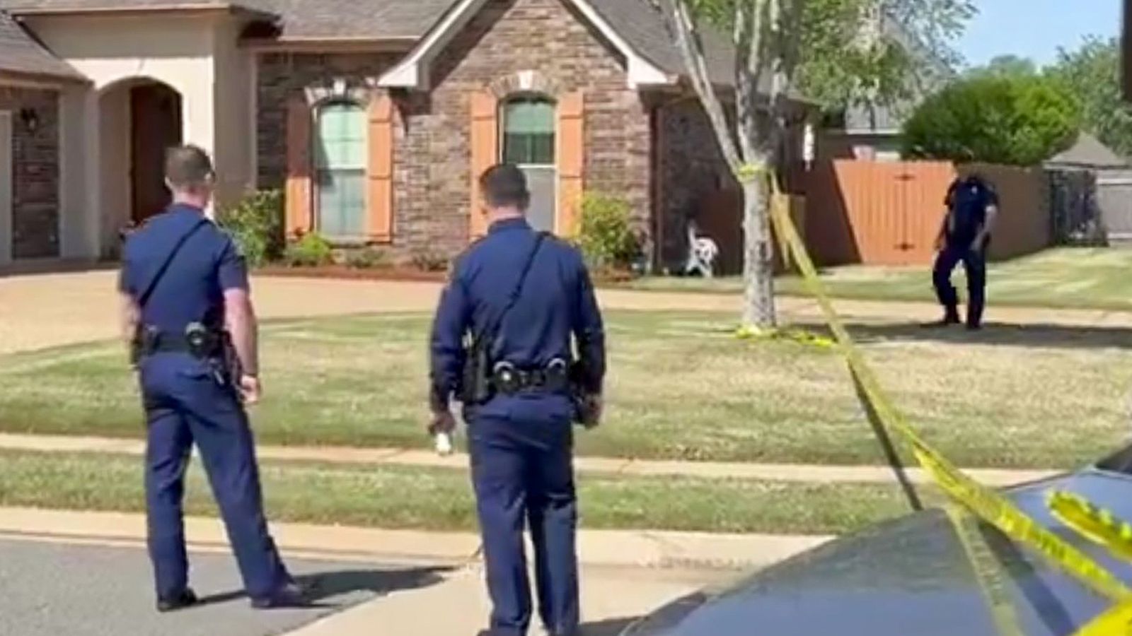 Els agents davant de la casa on ha passat el tiroteig a la ciutat de Shreveport, els Estats Units